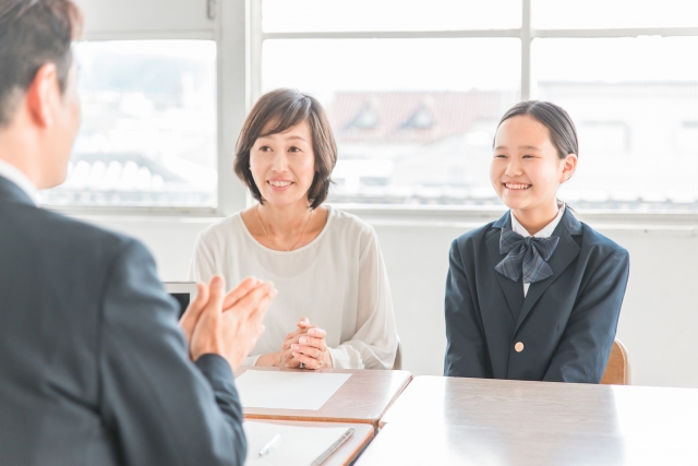 テーブルの上に座っている男性たち  低い精度で自動的に生成された説明