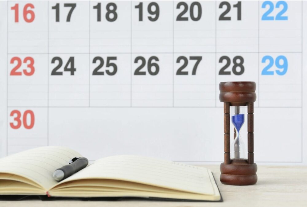 カレンダーと進行中の砂時計