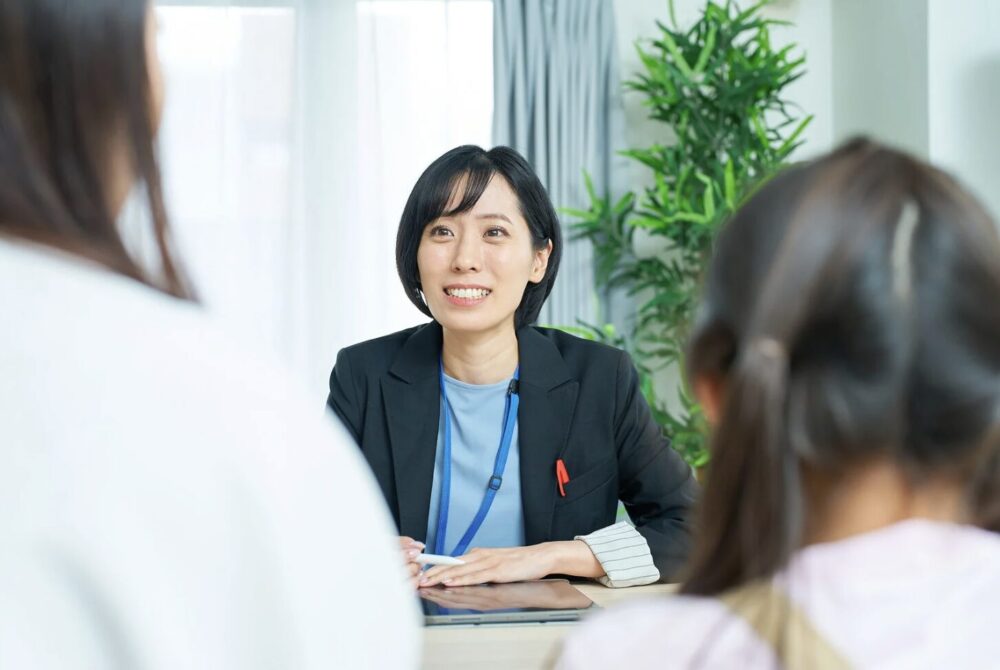 相談に来ている親子とカウンセラー