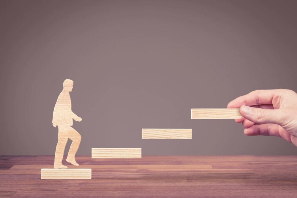 階段を登っていく木の人形